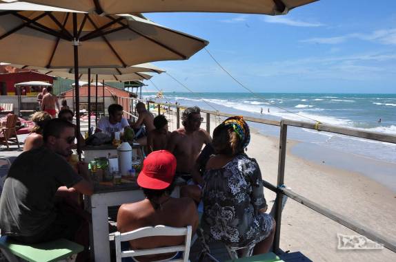 Depois da caminhada, cervejas e caipinhas nos esperam em um dos bares de Canoa Quebrada, no litoral do Ceará